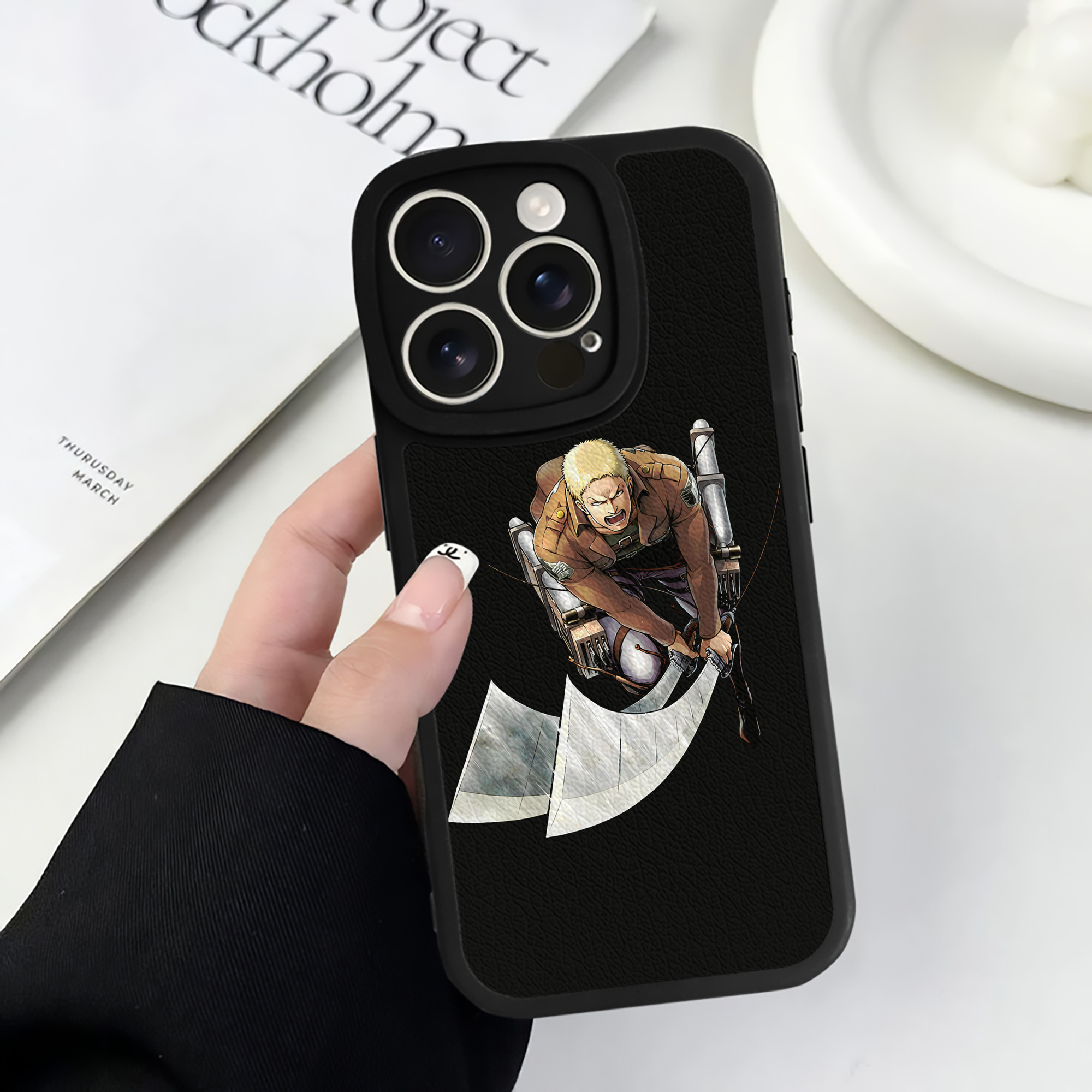 （画像用） 進撃の巨人 ライナー・ブラウン Attack on Titan Reiner Braun 【iPhone 16シリーズ対応】シリコンスマホケース（レザー調） 材質：シリコン